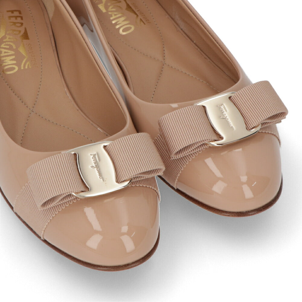 FERRAGAMO パンプス ベージュ レザー ヴァラリボン  VARINA 753657