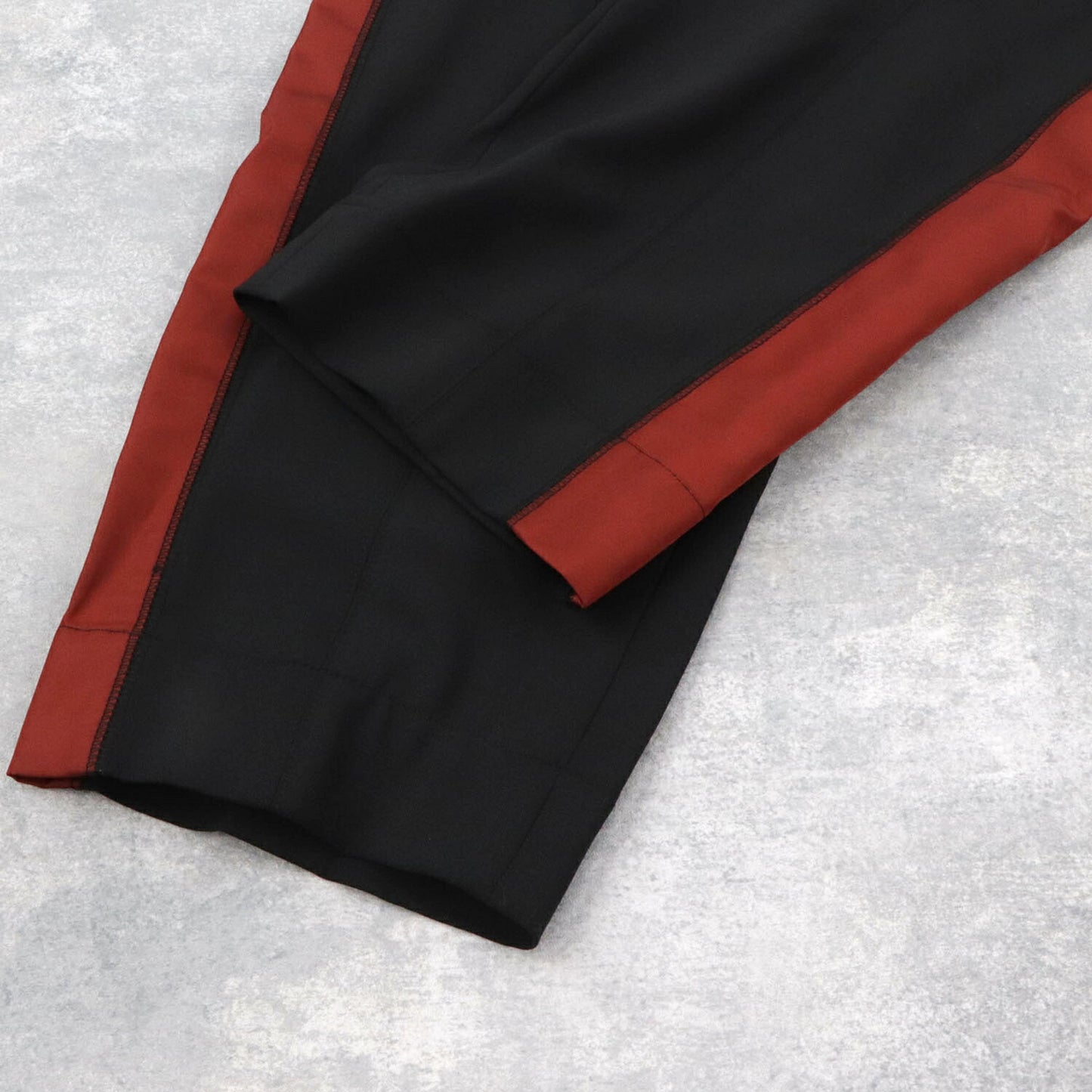 ケンゾー KENZO ボトムス ロングパンツ メンズ ブラック レッド サイドライン ポケット付き テーパードパンツ パッチ F965PA2191RC 99