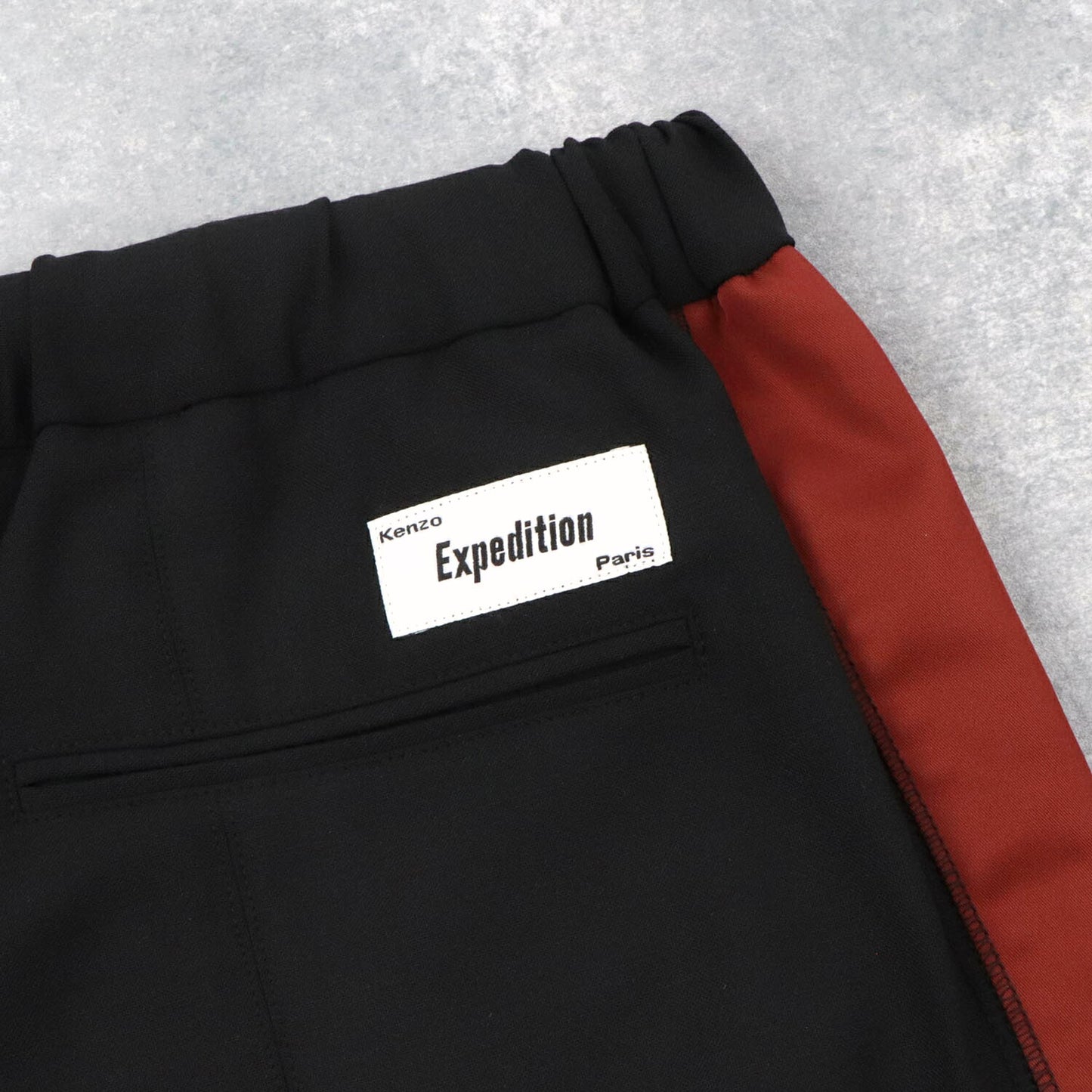 ケンゾー KENZO ボトムス ロングパンツ メンズ ブラック レッド サイドライン ポケット付き テーパードパンツ パッチ F965PA2191RC 99