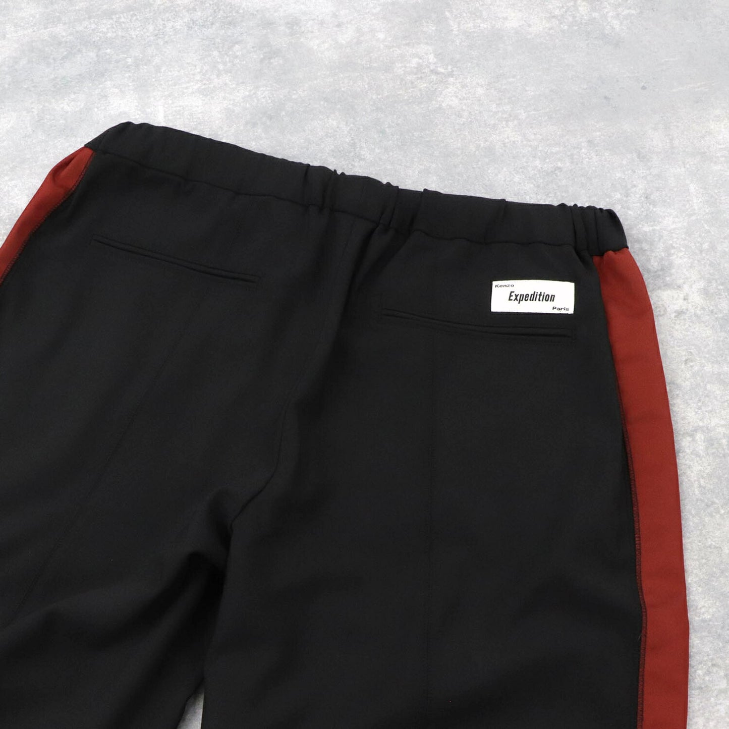 ケンゾー KENZO ボトムス ロングパンツ メンズ ブラック レッド サイドライン ポケット付き テーパードパンツ パッチ F965PA2191RC 99