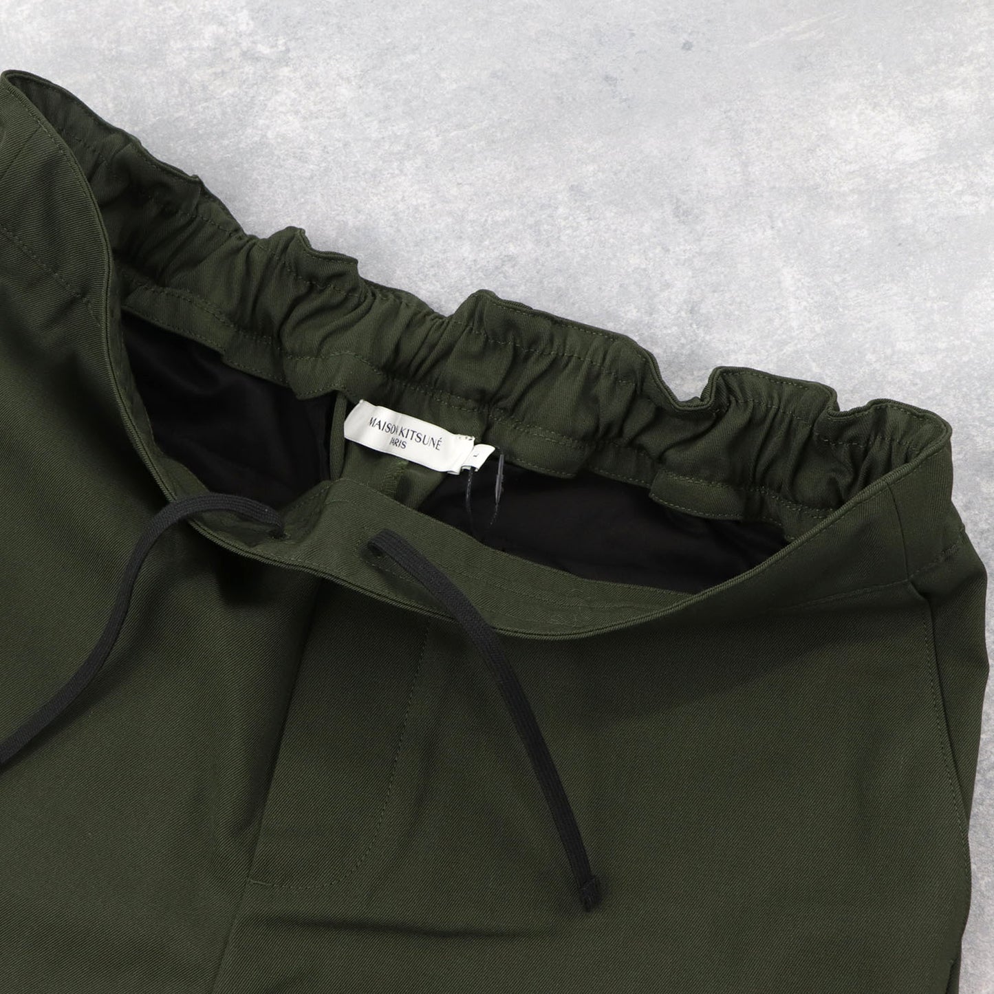 メゾン キツネ ボトムス テーパードパンツ メンズ ウール カーキ