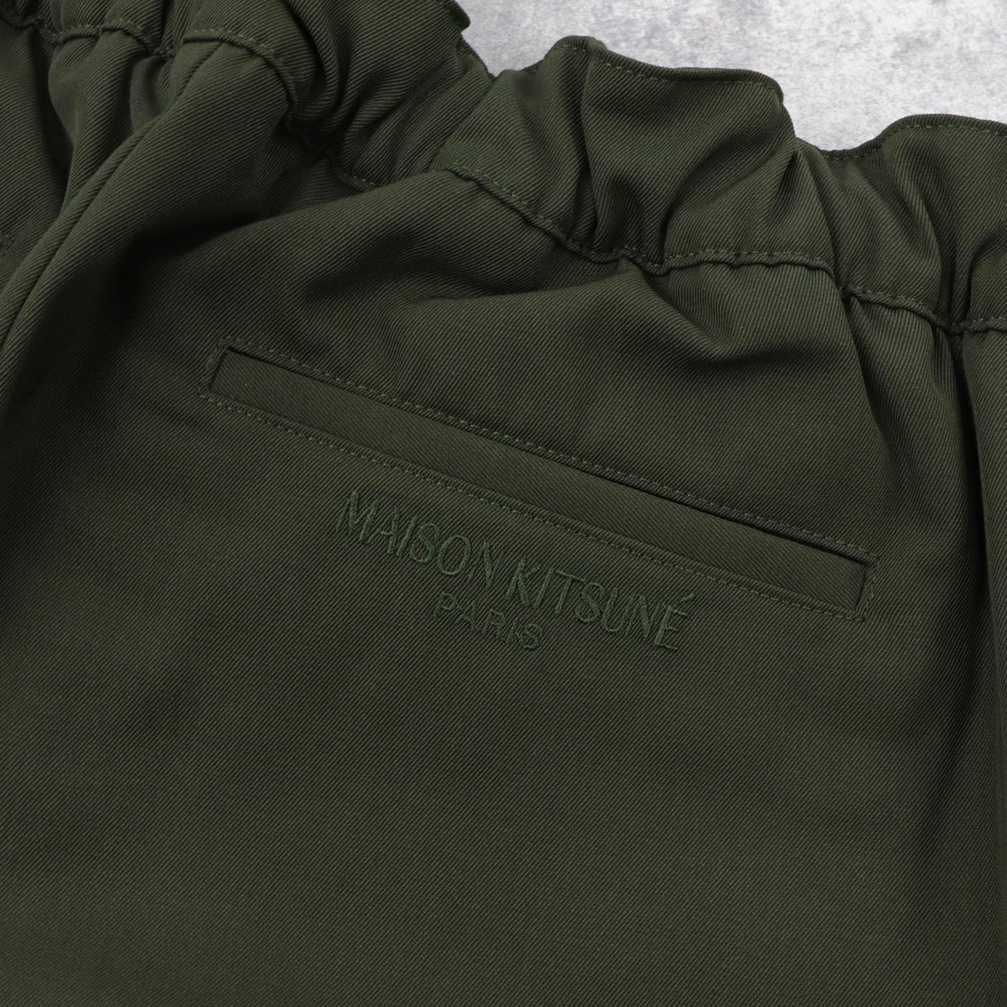 メゾン キツネ ボトムス テーパードパンツ メンズ ウール カーキ