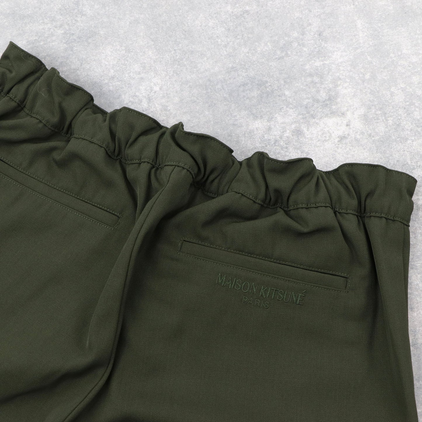 メゾン キツネ ボトムス テーパードパンツ メンズ ウール カーキ