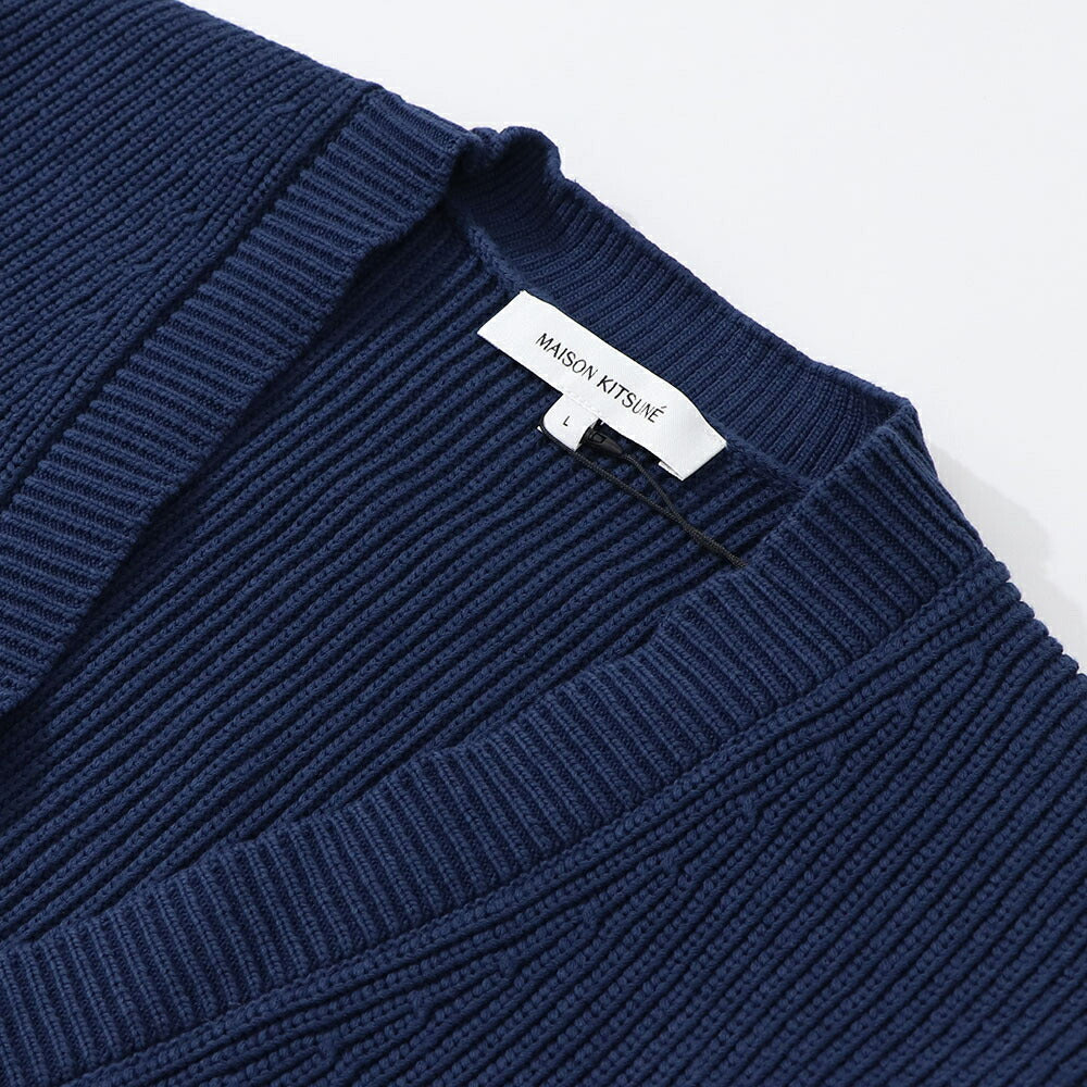 メゾン キツネ MAISON KITSUNE トップス カーディガン メンズ BOLD FOX HEAD PATCH COMFORT RIBBED CARDIGAN クリーム ネイビー フォックスパッチ コットン 無地 ワンポイント 長袖 MM00506KT1098