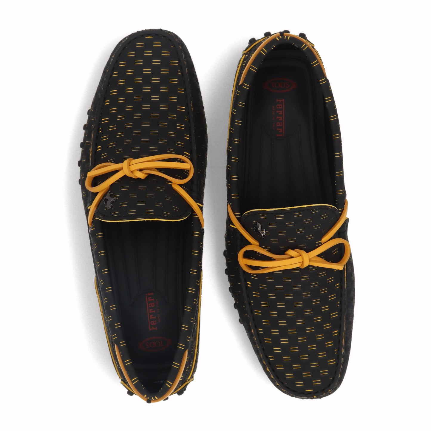 トッズ TOD'S ドライビングシューズ メンズ シューズ GOMMINO NUOVO LACC.FIBRA TRIO NQO ブラック×イエロー 合成繊維 ゴンミーニ ドライビングシューズ モカシン フェラーリ ロゴ XRM0EO0CQ90NQO01XC