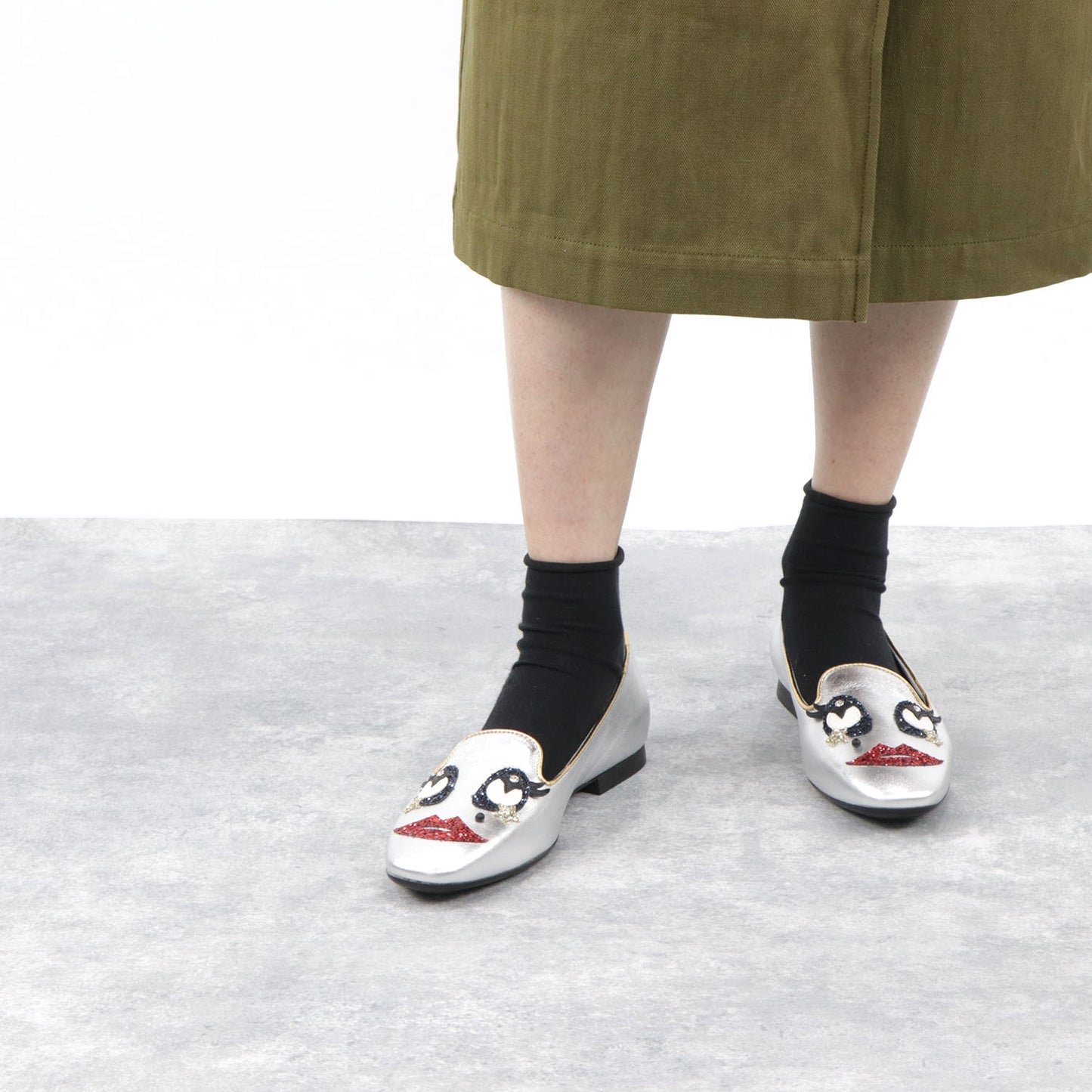 トッズ シューズ パンプス オペラシューズ レディース シルバー キラキラ デコレーション ラメ 顔 メタリック ヒールなし XXW47A0V890HWM