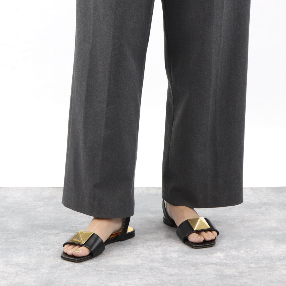 ヴァレンティノ フラットサンダル ワンスタッズ ストラップ