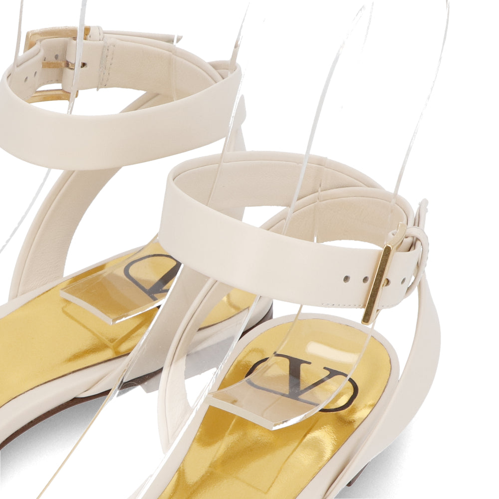 ヴァレンティノ フラットサンダル ワンスタッズ ストラップ