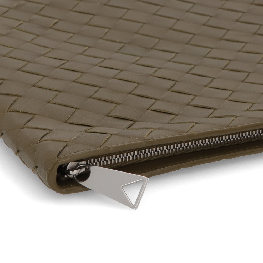 ボッテガ ヴェネタ BOTTEGA VENETA バッグ クラッチバッグ メンズ Intrecciato Half Zipped Pouch カーキ カーフスキン イントレチャート ハーフジップポーチ コントラストカラー 607479 VCPQ3