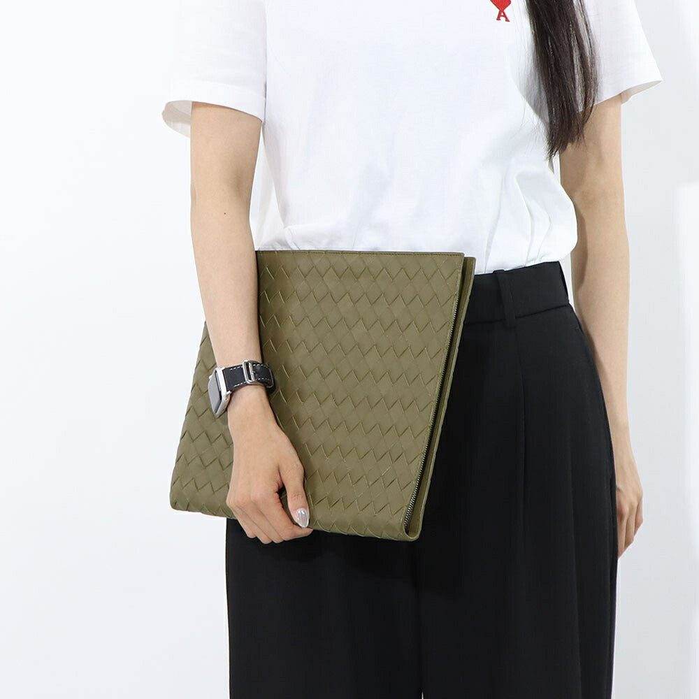 ボッテガ ヴェネタ BOTTEGA VENETA バッグ クラッチバッグ メンズ Intrecciato Half Zipped Pouch カーキ カーフスキン イントレチャート ハーフジップポーチ コントラストカラー 607479 VCPQ3