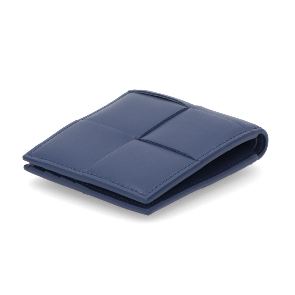 ボッテガ ヴェネタ BOTTEGA VENETA 財布 二つ折り財布 メンズ Cassette Bi Fold Wallet ネイビー ブルー カーフスキン マキシイントレチャート ロゴ シンプル 小銭入れなし 743004 VBWD2