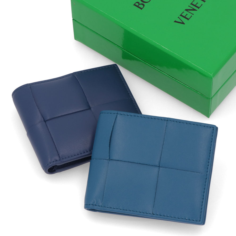 ボッテガ ヴェネタ BOTTEGA VENETA 財布 二つ折り財布 メンズ Cassette Bi Fold Wallet ネイビー ブルー カーフスキン マキシイントレチャート ロゴ シンプル 小銭入れなし 743004 VBWD2