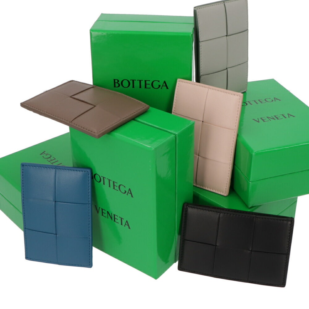 ボッテガ ヴェネタ BOTTEGA VENETA 雑貨 カードケース ユニセックス CASSETTE カセット ブラウン ブルー ピンク ブラック ラムスキン メンズ レディース マキシイントレチャート 定期入れ パスケース ロゴ シンプル 742693 VCQC4