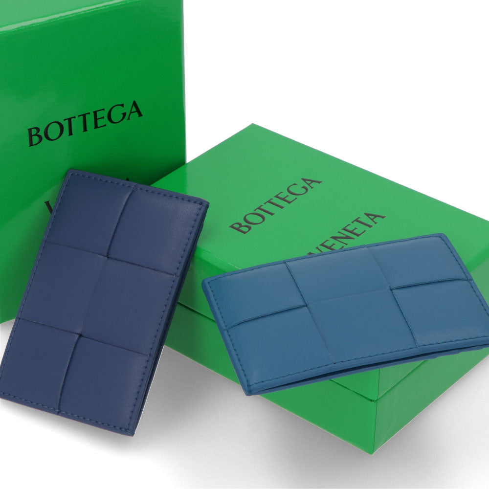 ボッテガ ヴェネタ BOTTEGA VENETA 雑貨 カードケース ユニセックス CASSETTE カセット ネイビー ブルー ラムスキン メンズ レディース マキシイントレチャート 定期入れ パスケース ロゴ シンプル 748052 VBWD3
