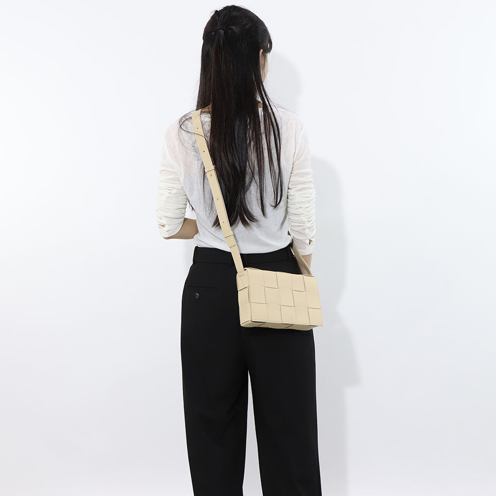 ボッテガ ヴェネタ BOTTEGA VENETA バッグ ショルダーバッグ レディース CASSETTE NAPPA ブラウン ベージュ ラムレザー クロスボディバッグ ボックス型 クラッチバッグ ショルダーバッグ 578004 VMAY1