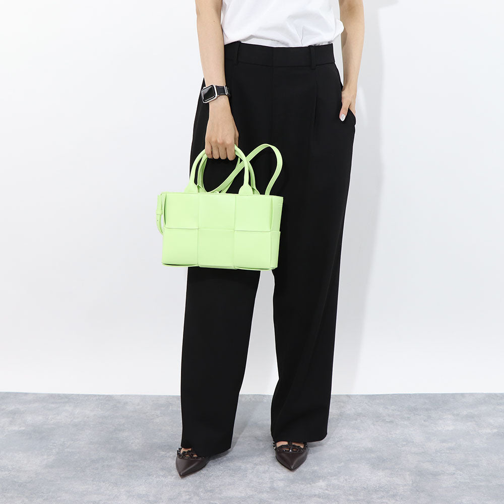 ボッテガ ヴェネタ BOTTEGA VENETA バッグ トートバッグ レディース ARCO TOTE ライトグリーン ラムスキン ミニトートバッグ マキシイントレチャート 型押しロゴ エンボスロゴ ショルダーバッグ 2WAY 709337 VCQC2