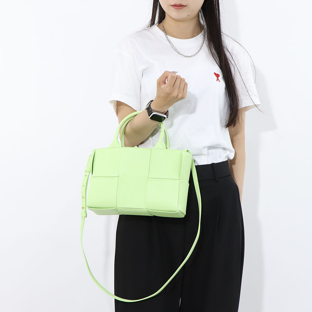 ボッテガ ヴェネタ BOTTEGA VENETA バッグ トートバッグ レディース ARCO TOTE ライトグリーン ラムスキン ミニトートバッグ マキシイントレチャート 型押しロゴ エンボスロゴ ショルダーバッグ 2WAY 709337 VCQC2