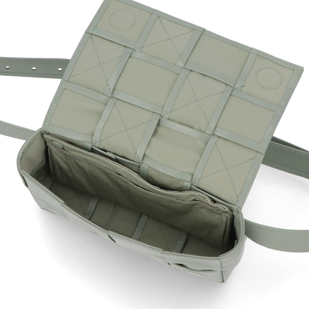 ボッテガ ヴェネタ BOTTEGA VENETA バッグ ショルダーバッグ ユニセックス CASSETTE ライトグリーン ベージュ カーフスキン ペーパーカーフ マキシイントレチャートレザー ミニベルトバッグ ボディバッグ 651053 VCQ72