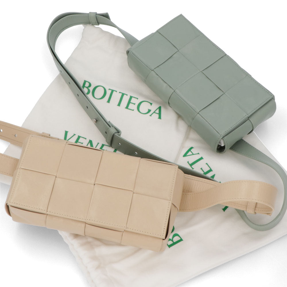 ボッテガ ヴェネタ BOTTEGA VENETA バッグ ショルダーバッグ ユニセックス CASSETTE ライトグリーン ベージュ カーフスキン ペーパーカーフ マキシイントレチャートレザー ミニベルトバッグ ボディバッグ 651053 VCQ72