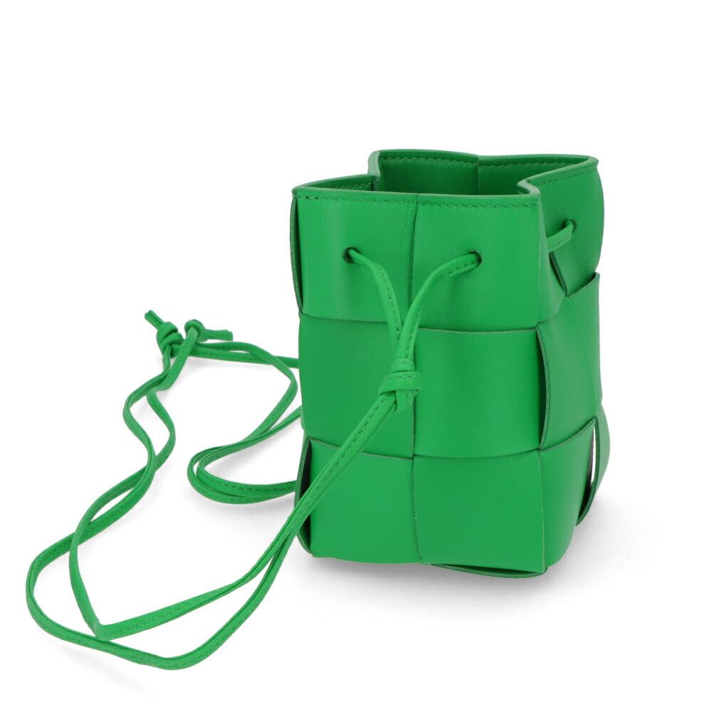 ボッテガ ヴェネタ BOTTEGA VENETA バッグ ショルダーバッグ レディース MINI CASSETTE BUCKET BAG グリーン ラムスキン カーフレザー マキシイントレチャートレザー ミニバッグ ドローストリング 680217 VCQC4
