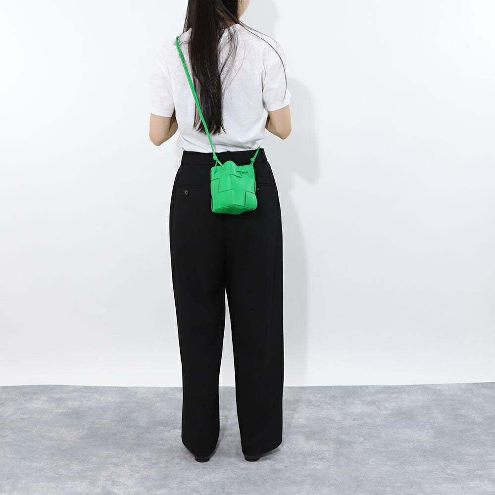 ボッテガ ヴェネタ BOTTEGA VENETA バッグ ショルダーバッグ レディース MINI CASSETTE BUCKET BAG グリーン ラムスキン カーフレザー マキシイントレチャートレザー ミニバッグ ドローストリング 680217 VCQC4