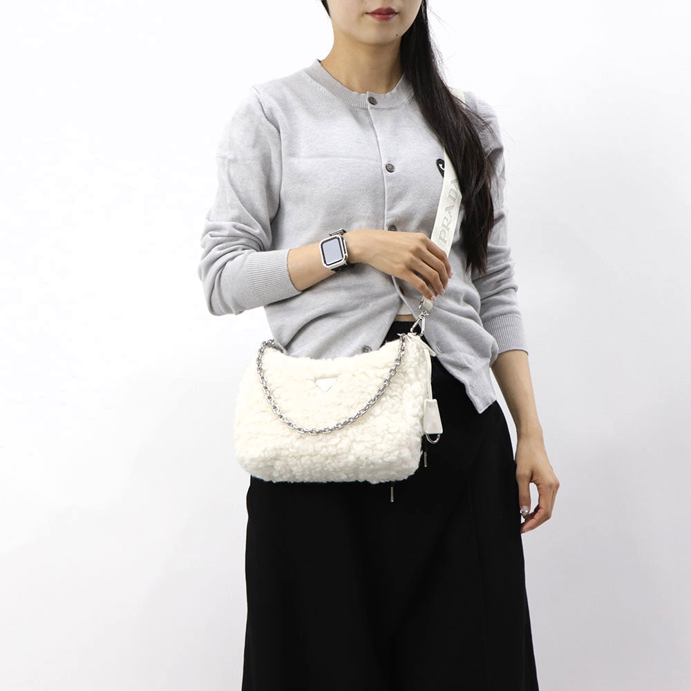 プラダ PRADA バッグ ショルダーバッグ レディース ホワイト ウール カシミヤ ロゴ 2Way ハンドバッグ ボア ファー チェーン