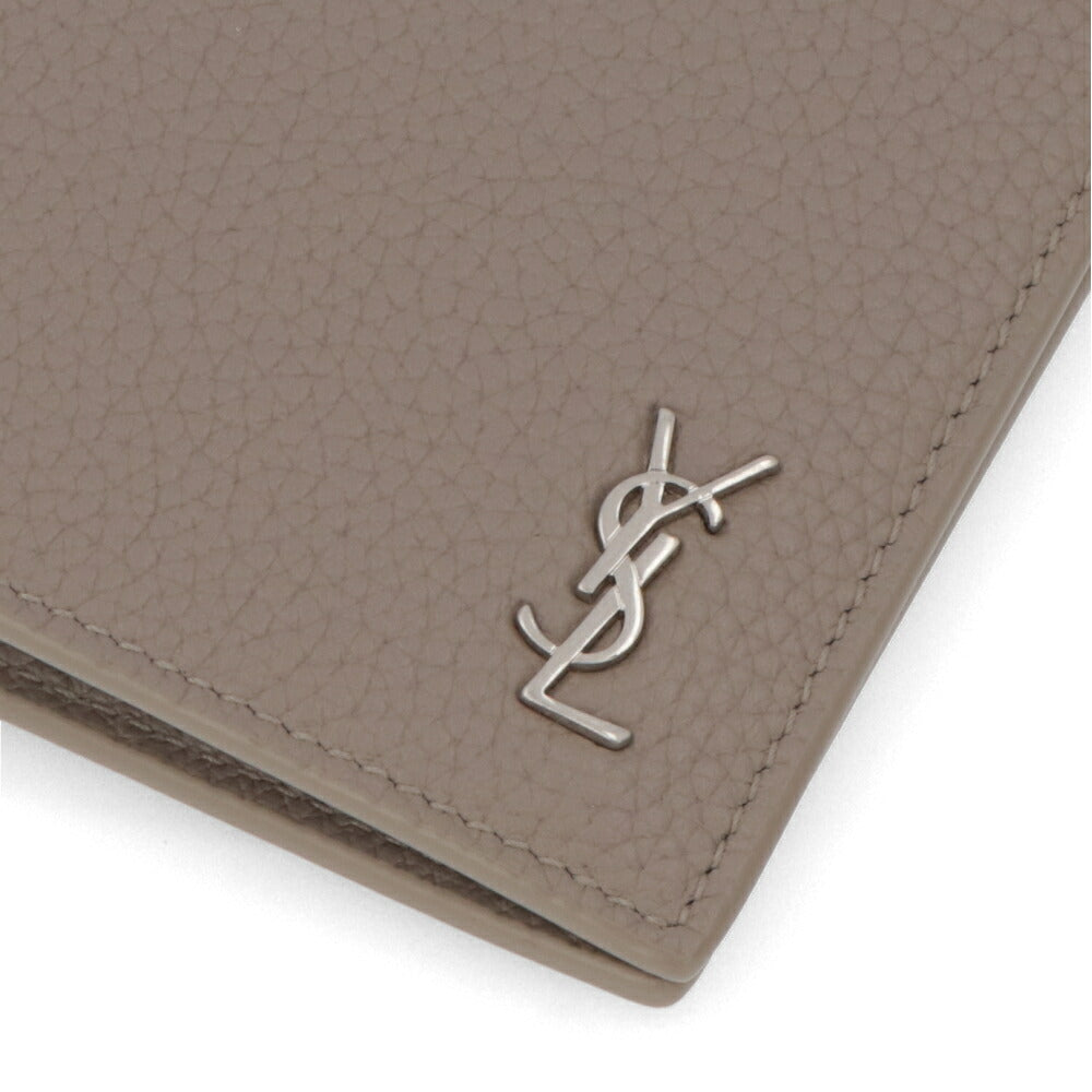 サンローラン SAINT LAURENT 財布 二つ折り財布 レディース タイニー カサンドラ クレジットカードウォレット グレイッシュブラウン カーフスキンレザー メタル GREYISH BROWN グレー系 ロゴ YSLロゴ カサンドラロゴ シルバー金具 小銭入れなし 668736 DTI0E