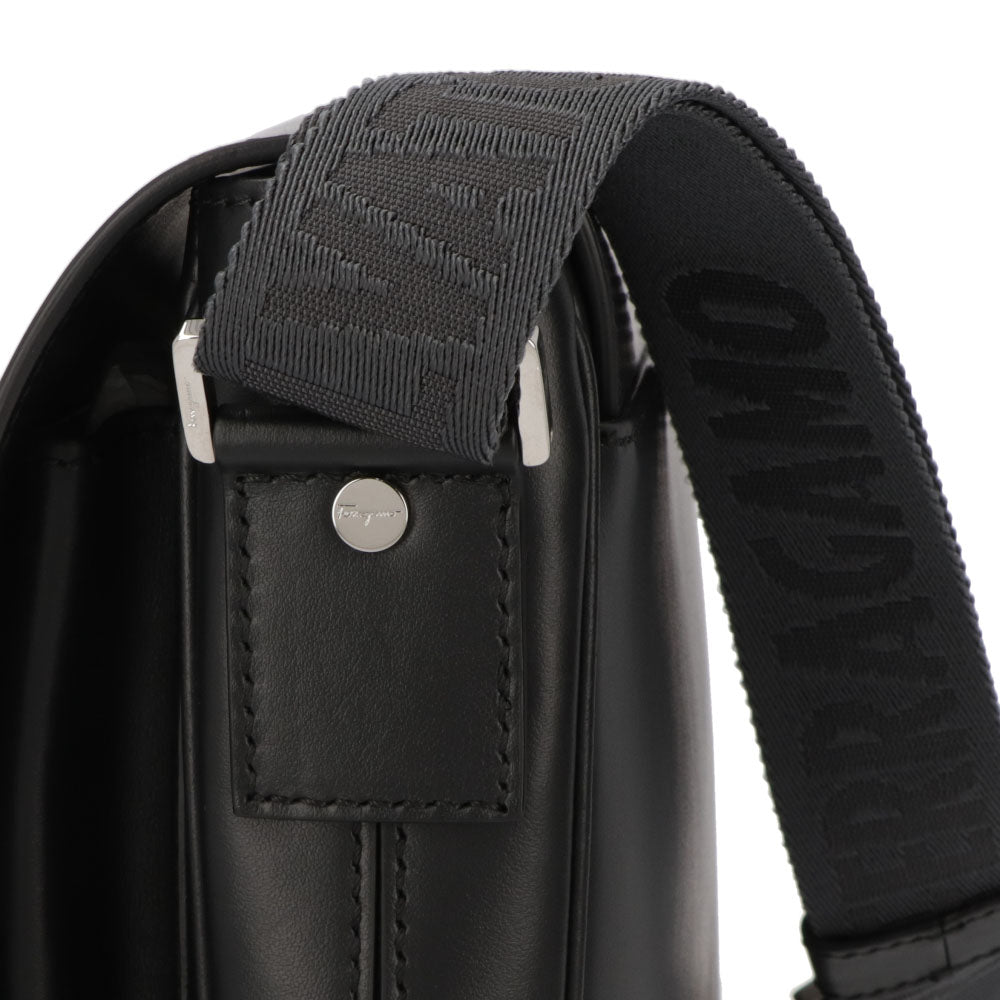 フェラガモ FERRAGAMO バッグ ショルダーバッグ メンズ Sランク レザー ブラック ロゴ シルバー金具 718969