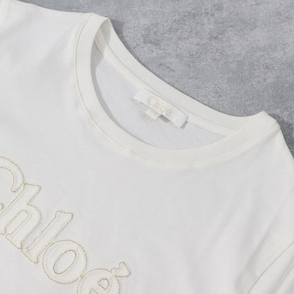 クロエ Chloe トップス Tシャツ・カットソー レディース ホワイト コットン ロゴ 刺繍 クルーネック キッズモデル カットソー 半袖 C20110 117