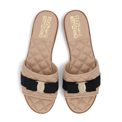 FERRAGAMO サンダル LOVEC ベージュ ヴァラリボン 754668