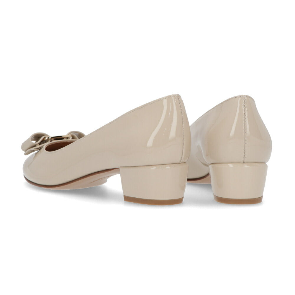 FERRAGAMO パンプス ホワイト レザー ヴァラリボン  VARA 1 723350