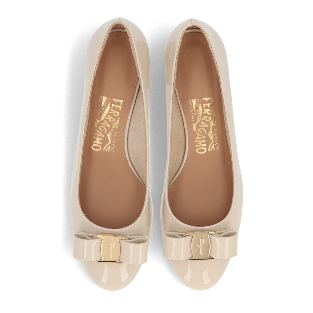 FERRAGAMO パンプス ホワイト レザー ヴァラリボン  VARA 1 723350