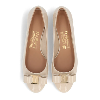 FERRAGAMO パンプス ホワイト レザー ヴァラリボン  VARA 1 723350