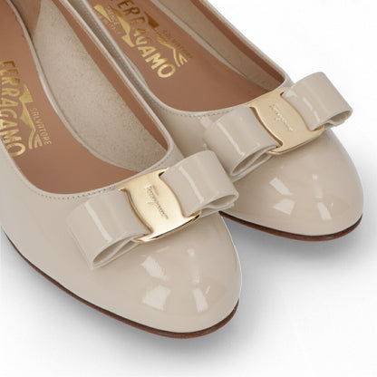 FERRAGAMO パンプス ホワイト レザー ヴァラリボン  VARA 1 723350