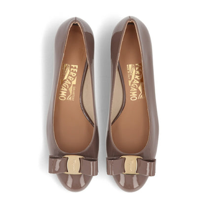 FERRAGAMO パンプス グレージュ レザー ヴァラリボン  VARA 1 740693