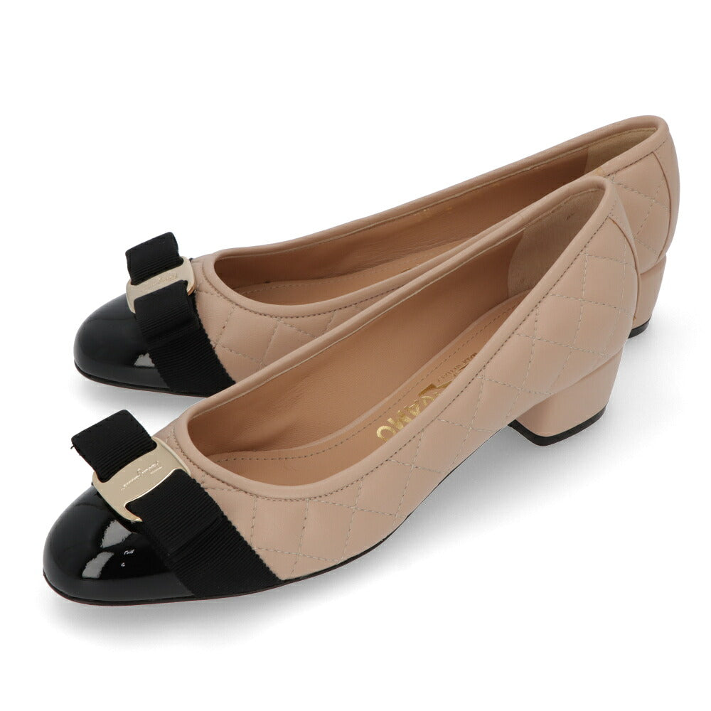 FERRAGAMO パンプス VARA ベージュ ヴァラリボン バイカラー ヒールあり 702227