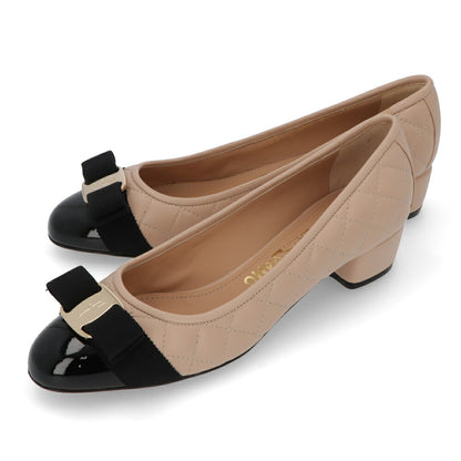 FERRAGAMO パンプス VARA ベージュ ヴァラリボン バイカラー ヒールあり 702227