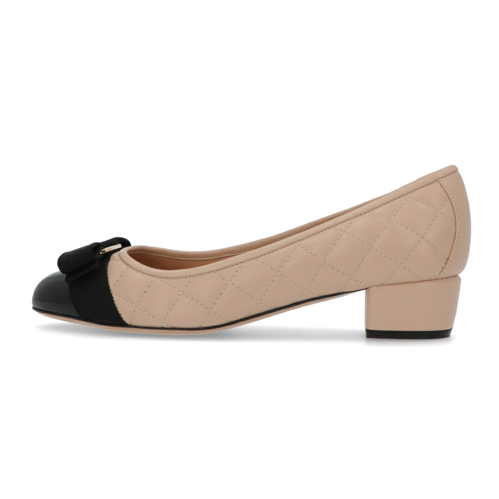 FERRAGAMO パンプス VARA ベージュ ヴァラリボン バイカラー ヒールあり 702227