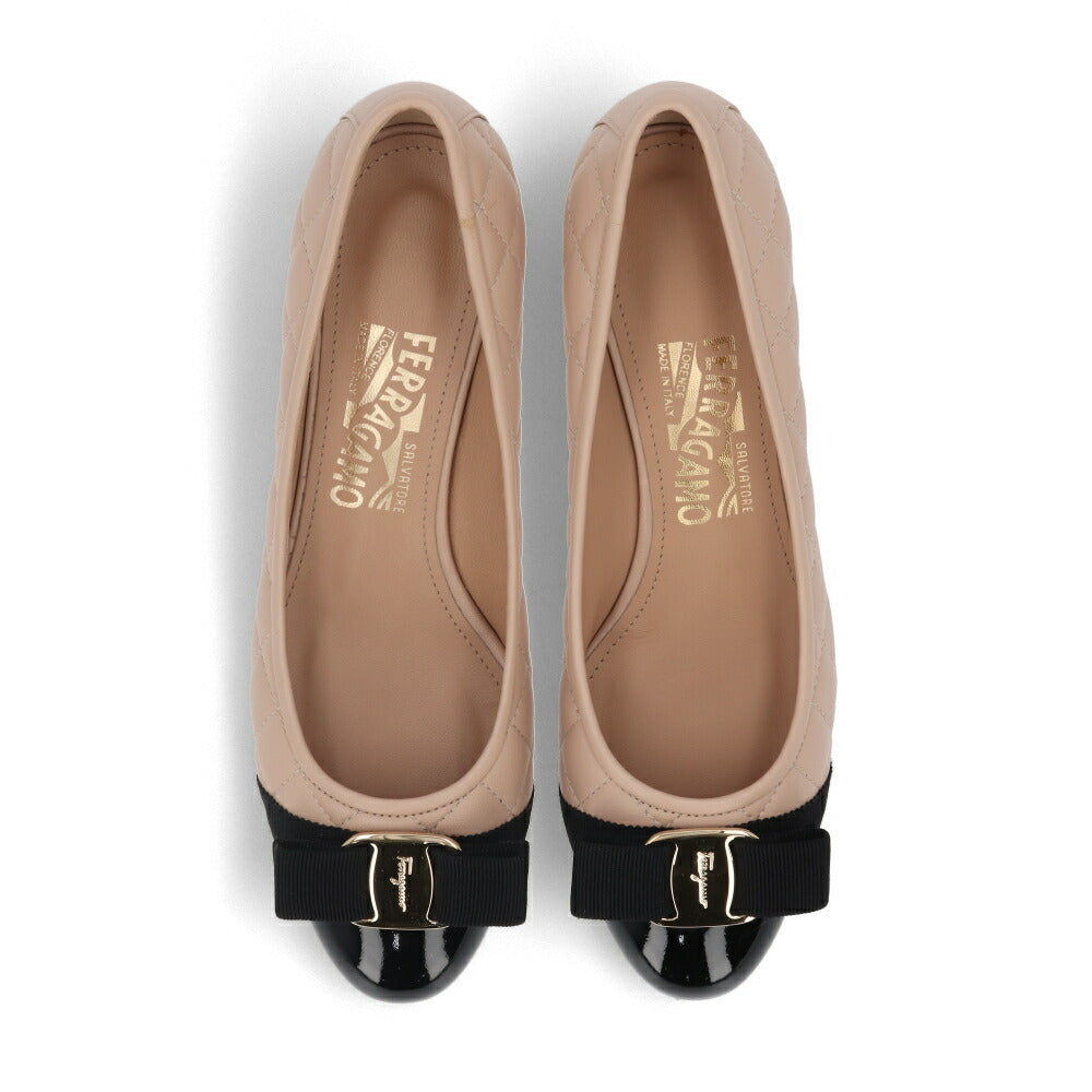 FERRAGAMO パンプス VARA ベージュ ヴァラリボン バイカラー ヒールあり 702227