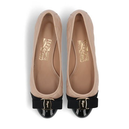 FERRAGAMO パンプス VARA ベージュ ヴァラリボン バイカラー ヒールあり 702227