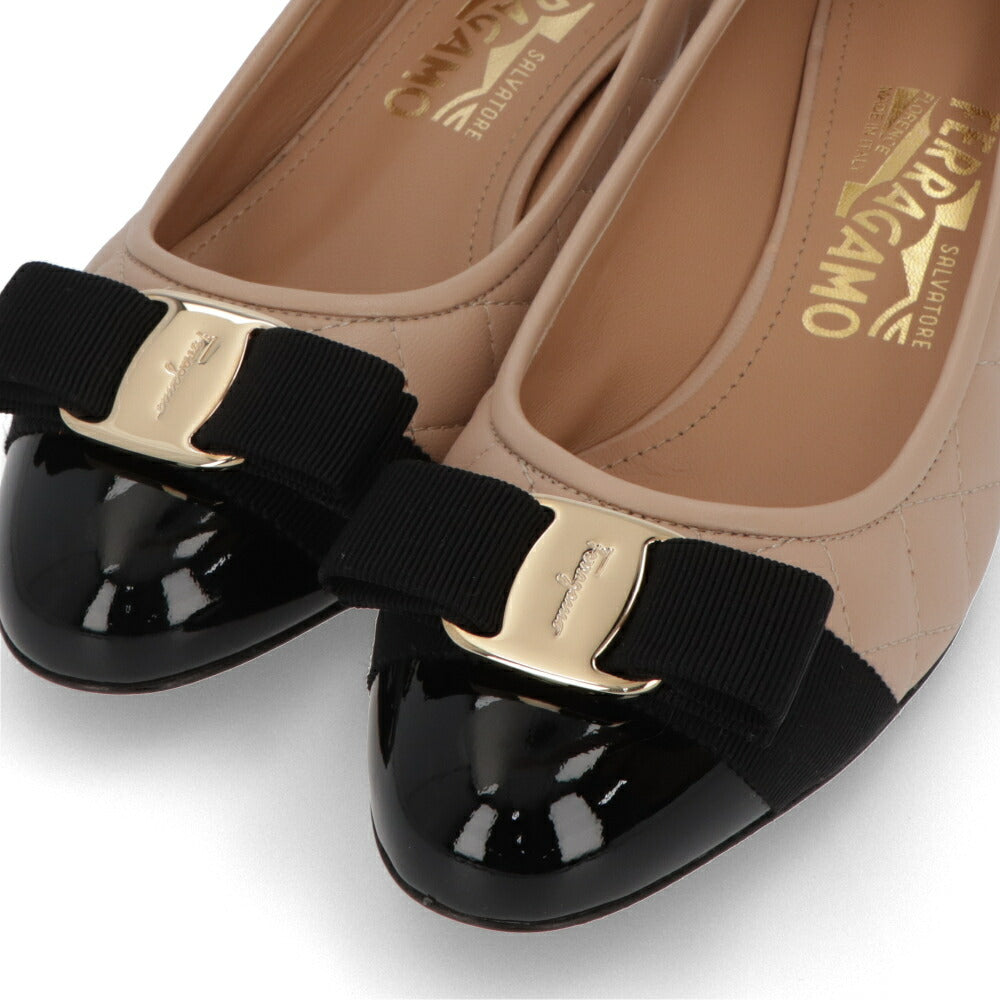 FERRAGAMO パンプス VARA ベージュ ヴァラリボン バイカラー ヒールあり 702227