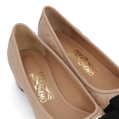 FERRAGAMO パンプス VARA ベージュ ヴァラリボン バイカラー ヒールあり 702227