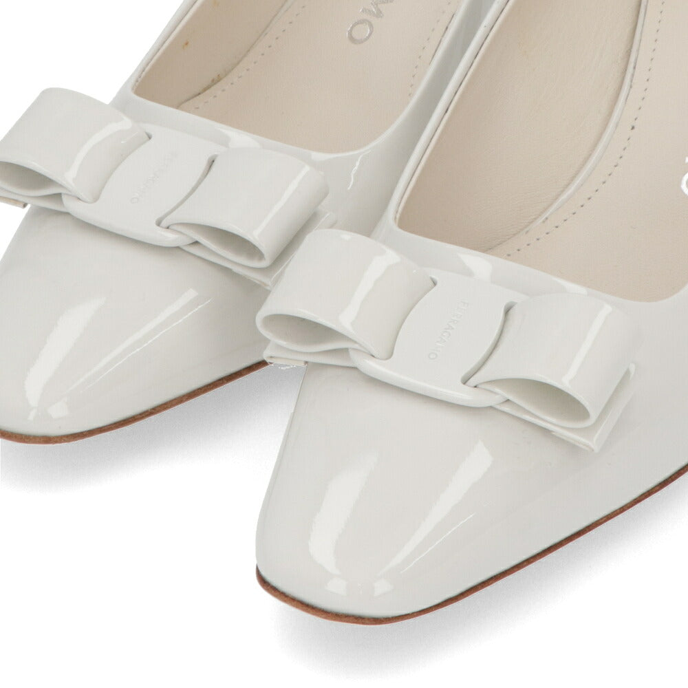 FERRAGAMO パンプス ANZ  ホワイト ヒールあり  0763952