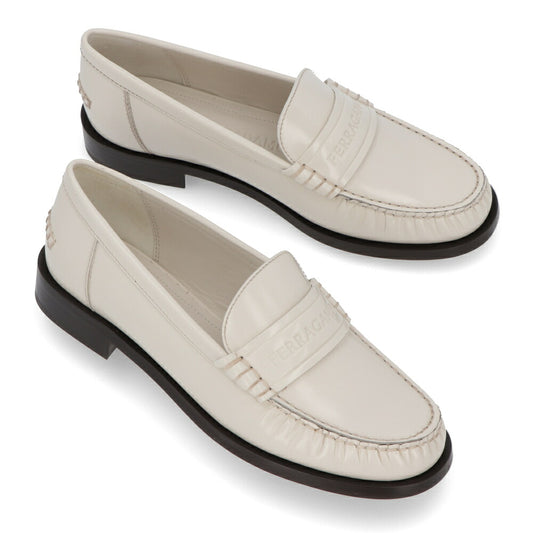 FERRAGAMO レザーシューズ IRINA ホワイト フラットシューズ ローファー 0763991