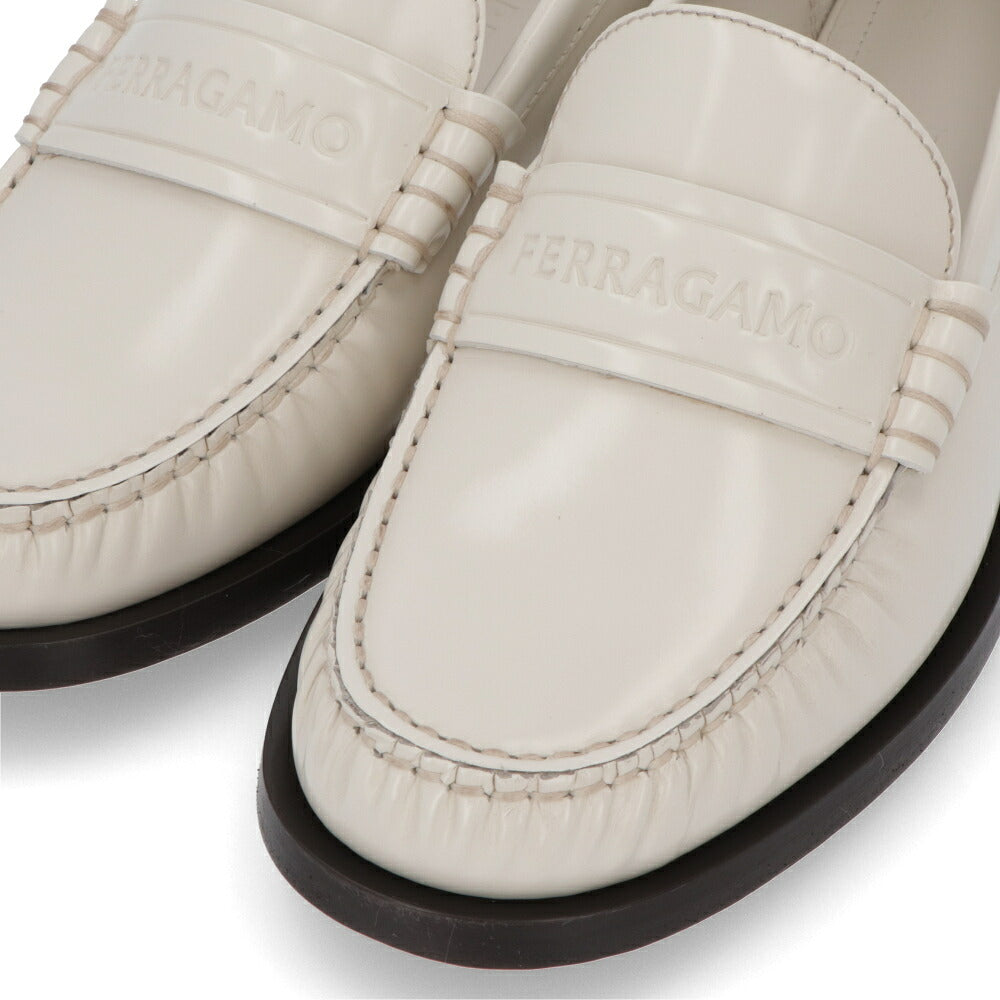 FERRAGAMO レザーシューズ IRINA ホワイト フラットシューズ ローファー 0763991