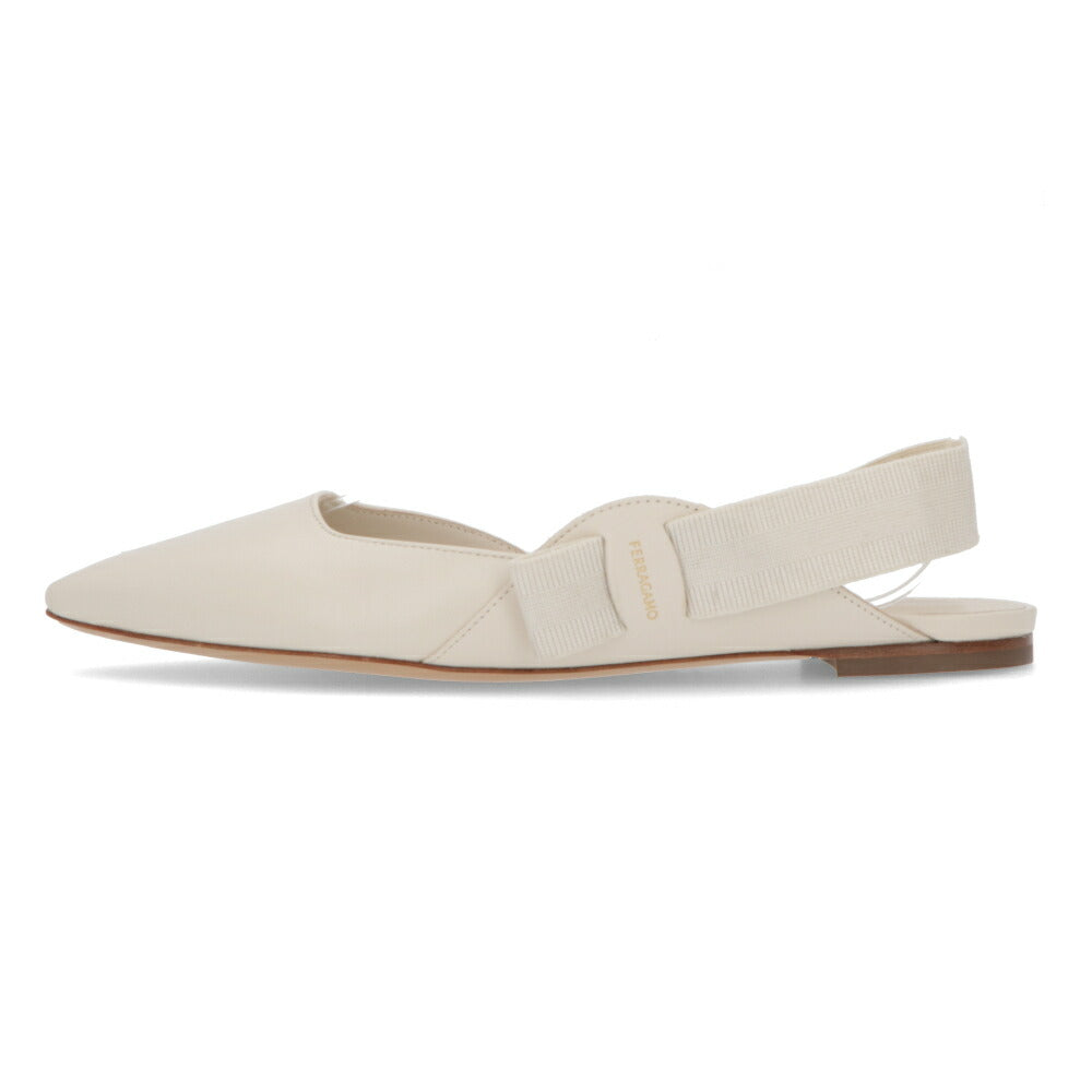 FERRAGAMO パンプス VANIA ホワイト ポインテッドトゥ ヒールなし 0763421