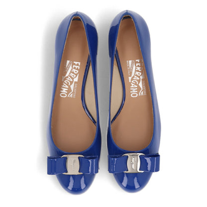 FERRAGAMO パンプス VARA ブルー 0763694