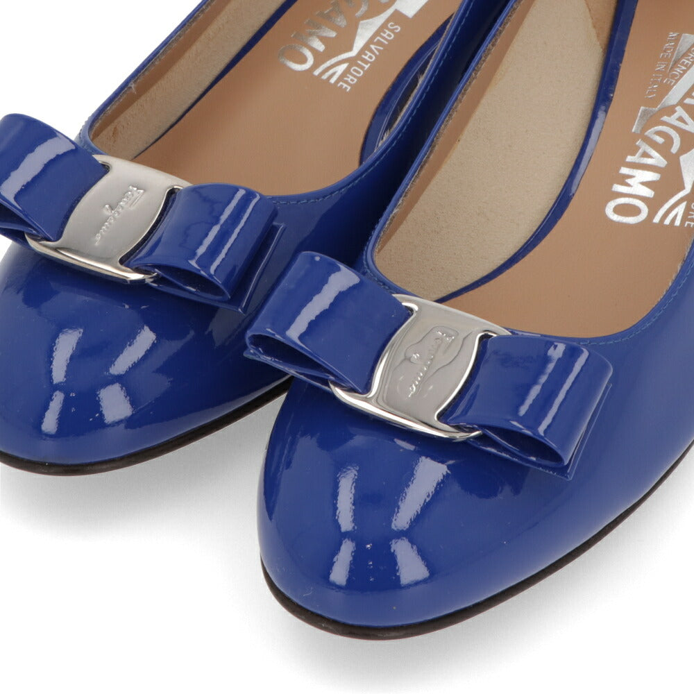 FERRAGAMO パンプス VARA ブルー 0763694