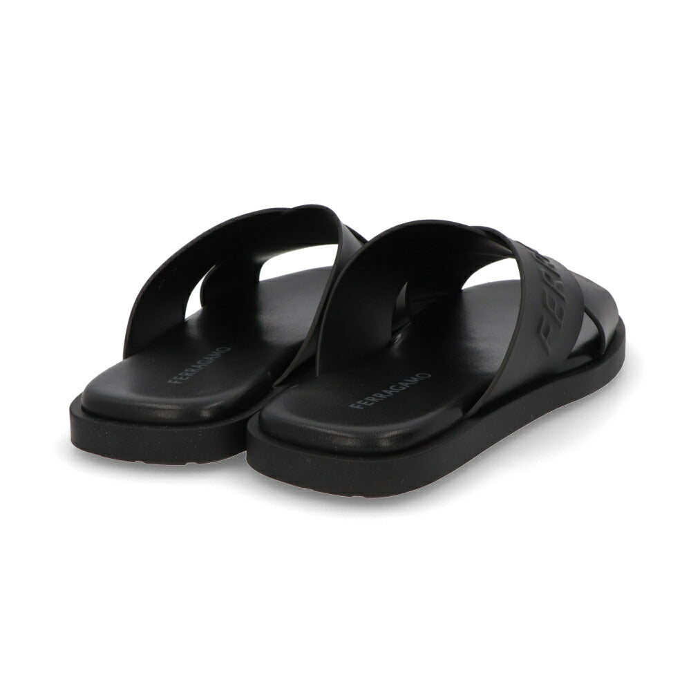 FERRAGAMO サンダル ブラック カーフレザー フラットサンダル ロゴ M CAIO RES 774329