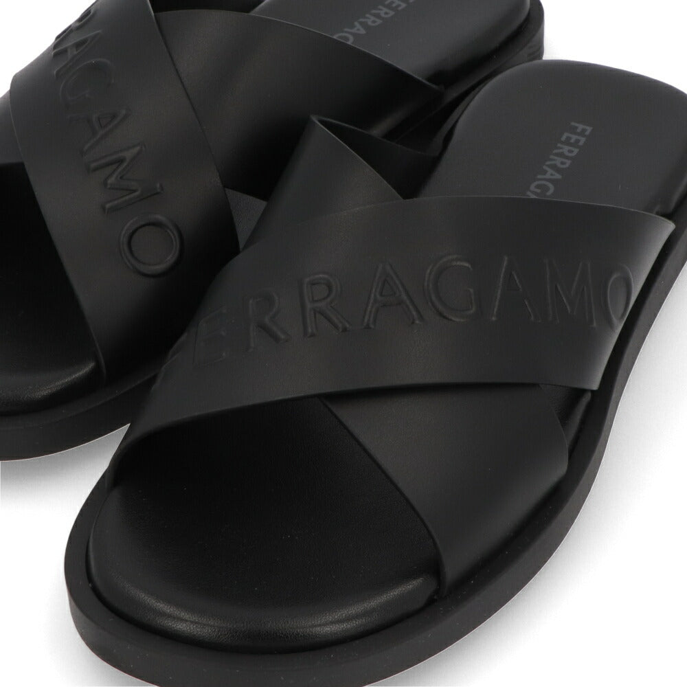FERRAGAMO サンダル ブラック カーフレザー フラットサンダル ロゴ M CAIO RES 774329